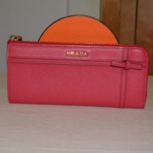 𝅺prada wallet
